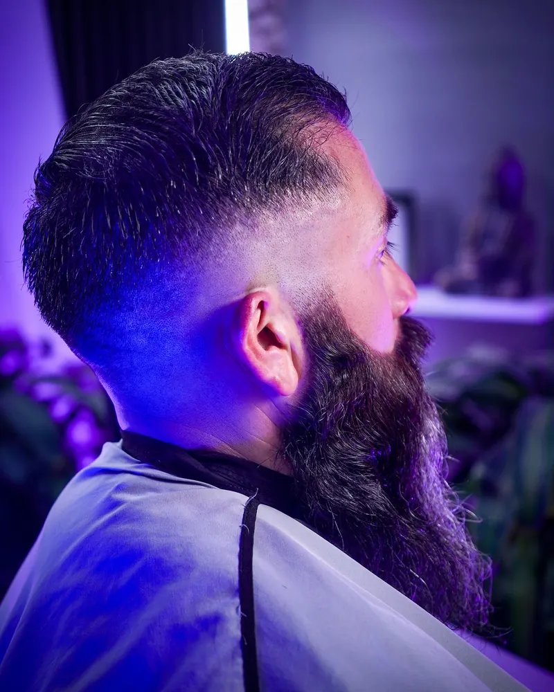 Desvanecido que se une con una barba larga, vista de nuca