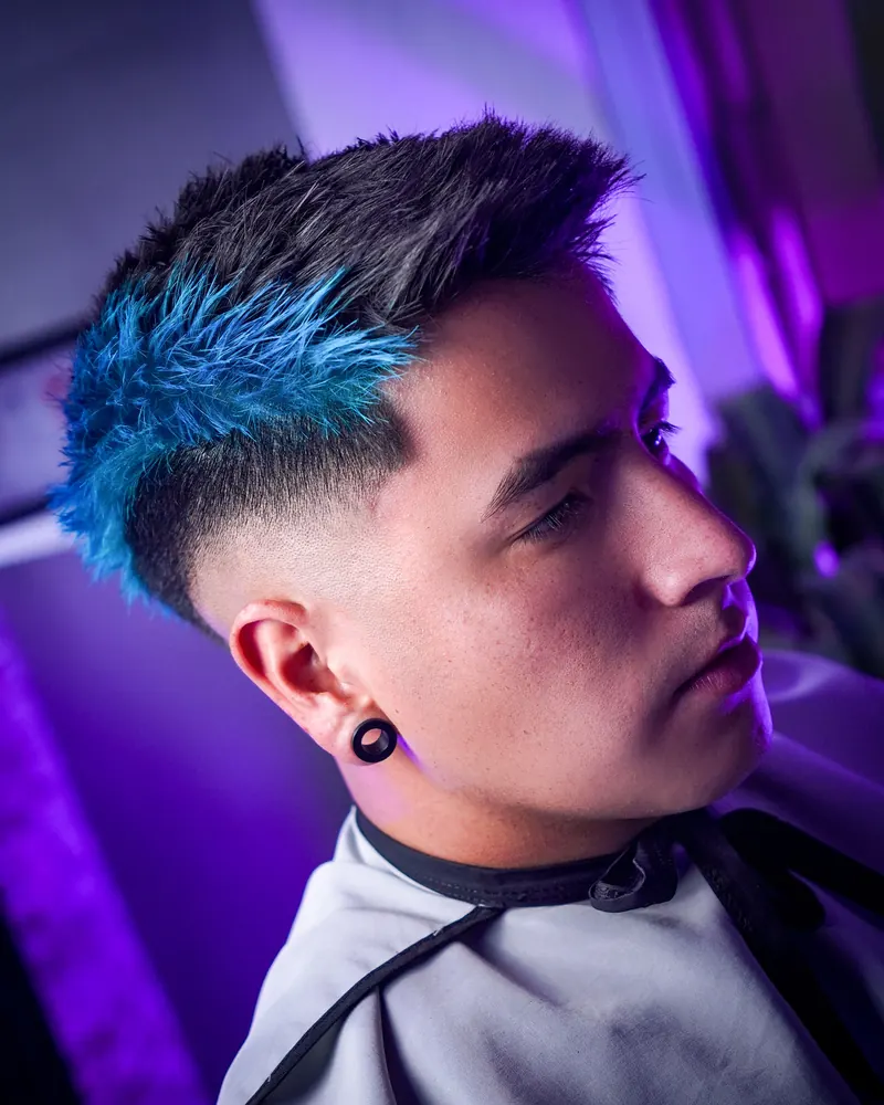 Color fantasía azul en las puntas con desvanecido, de perfil