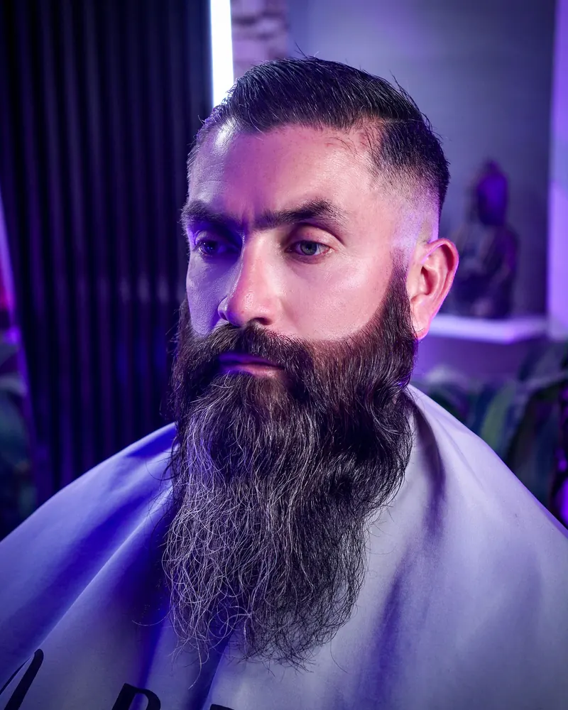 Barba larga y poblada perfilada, con corte degradado a los lados