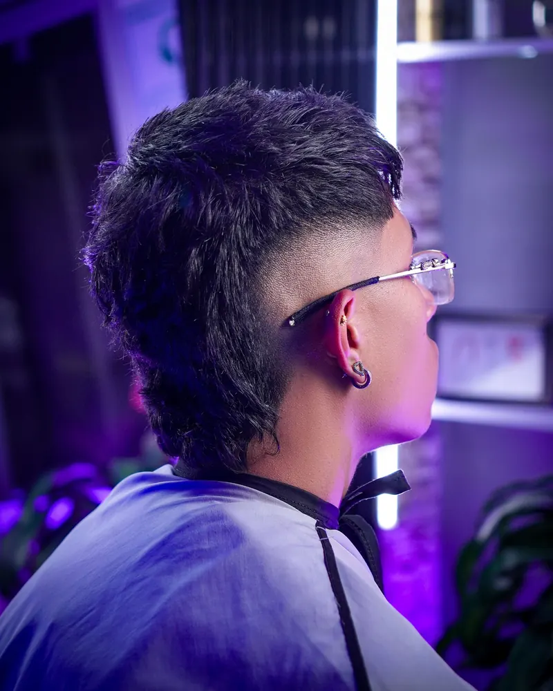 Mullet moderno con desvanecido en la sien, vista lateral trasera