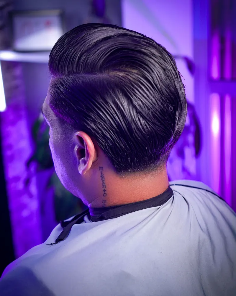 Slick back visto desde atrás, con volumen peinado hacia la nuca