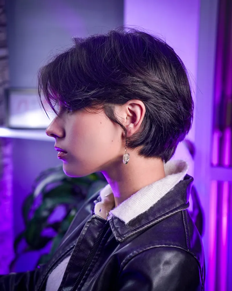 Corte corto femenino en capas, de perfil